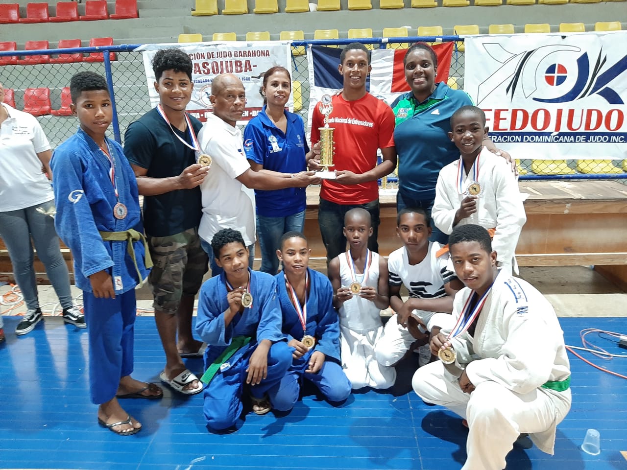 La provincia Independencia recibe el trofeo de segundo lugar del torneo invitacional de judo de Barahona.