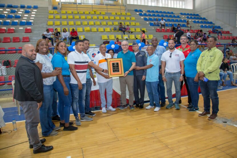 Directivos de la asociación de judo de Barahona y de la Fedojudo entregan la placa de reconocimiento a Julio Fernández, del Consorcio Azucarero Central.
