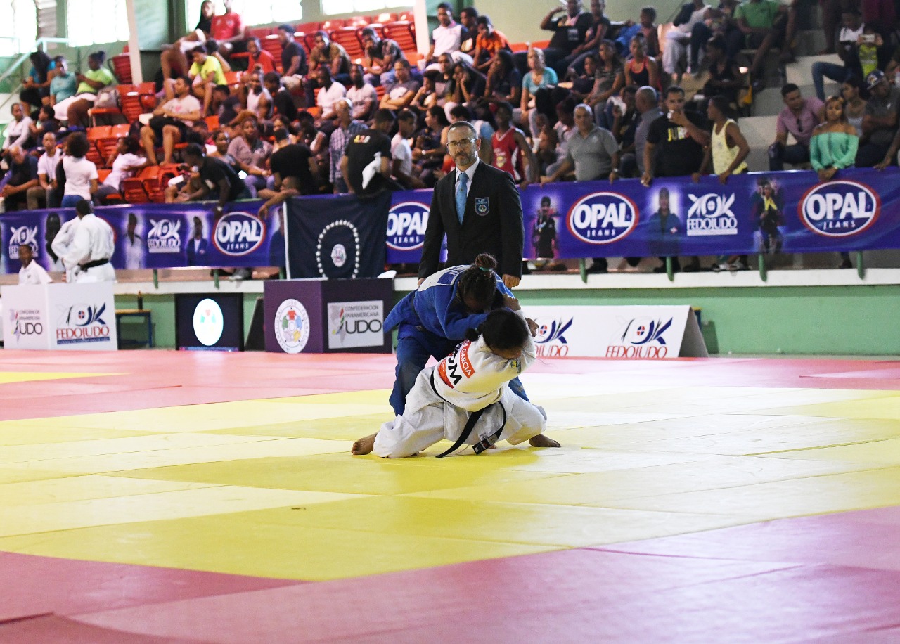 Acción de uno de los combates escenificados en el torneo de judo de los Juegos Militares y Policiales.