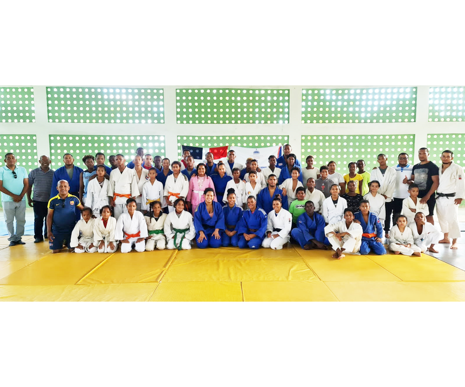 Los atletas de la preselección de judo, junto al cuerpo técnico a su llegada a San Juan.