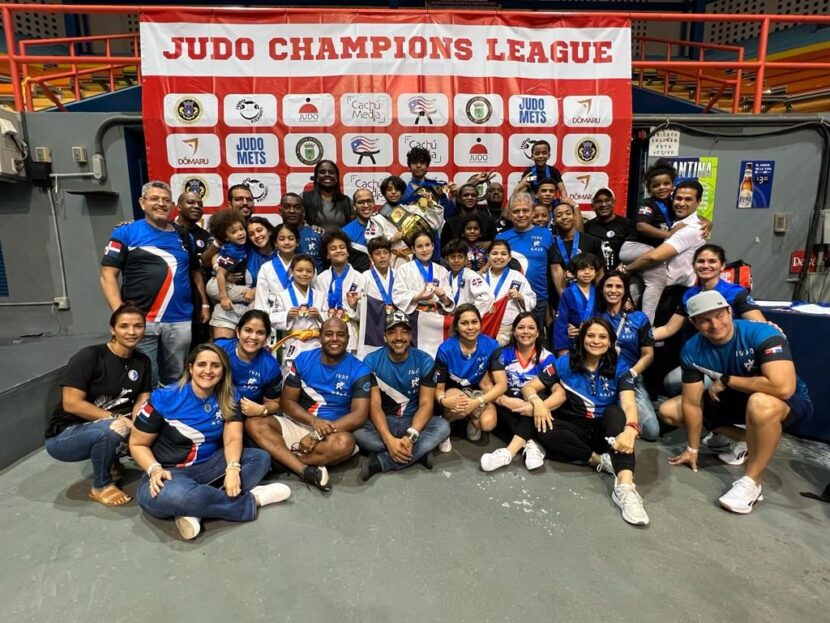 Delegaciones del Club de Judo Casa Nacional y Judo Naco tras la conclusión del torneo.