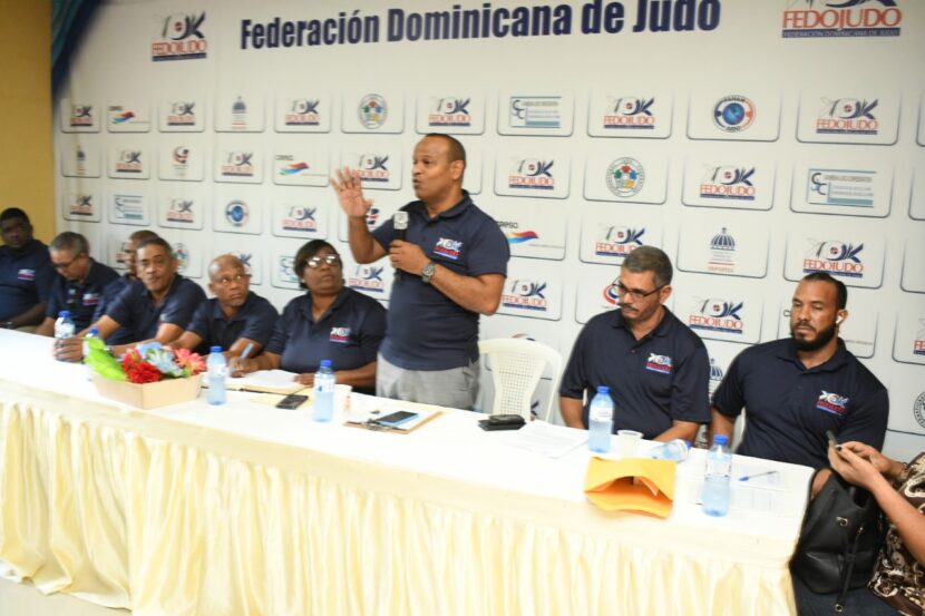 El licenciado Gilberto García, presidente de la Fedojudo, en la apertura de la asamblea ordinaria, junto a los miembros del comité ejecutivo de esa federación.