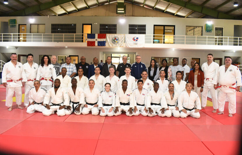 Autoridades de la Academia de la FIJ y directivos de la Fedojudo, junto a los instructores y participantes en el curso Nivel I.